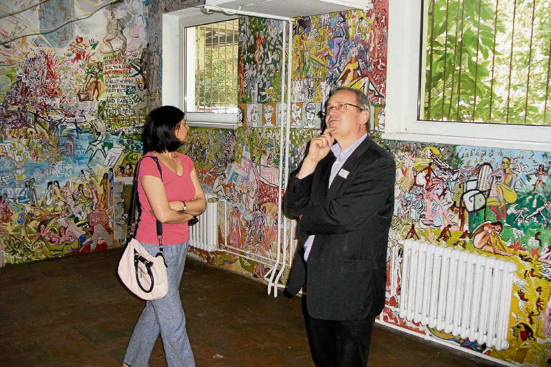Dr. Andreas Urbich begutachtet die Wandmalereien im leerstehenden Kulturhaus.